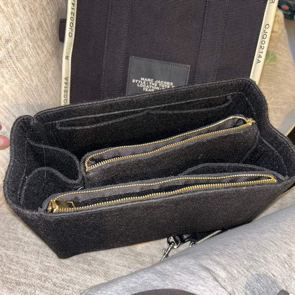 Marc Jacobs Black and Cream Tote Bag - Picture 4 of 9